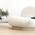 sofa met armleuning in minimalistisch interieur