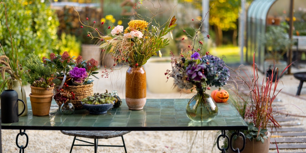 fraaie bloemen op glazen tuintafel