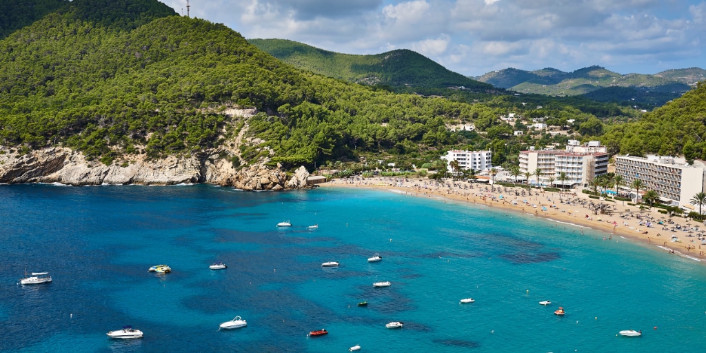 Baai op Ibiza met paradijselijk strand